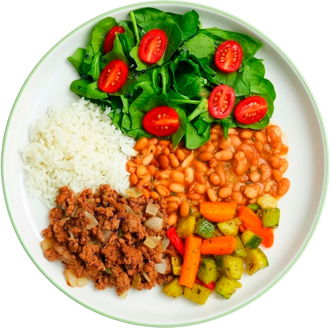 Prato com arroz branco, feijão, carne moída com cebola, legumes cozidos e salada com tomate-cereja